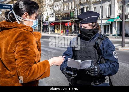NATIONAL POLICE CHECKING THE PERSONAL AUTHORIZATION TO LEAVE ONE’S HOME DURING THE COVID-19 PANDEMIC LOCKDOWN, QUAI DE L'HOTEL DE VILLE, PARIS, ILE DE FRANCE Stock Photo