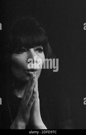 Juliette GRECO, FRA, singing, singing, concert, author, singer, actress, musician, diva, chansonniere, portrait, portrait, cropped single image, single motif, Hamburg 11/29/1963 Â | usage worldwide Stock Photo