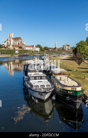 SAINT-ETIENNE CATHEDRAL AND SAINT-GERMAIN ABBEY, RIVER PORT ON THE YONNE, QUAY OF THE ANCIENNE ABBAYE (OLD ABBEY), AUXERRE, YONNE, BURGUNDY, FRANCE Stock Photo