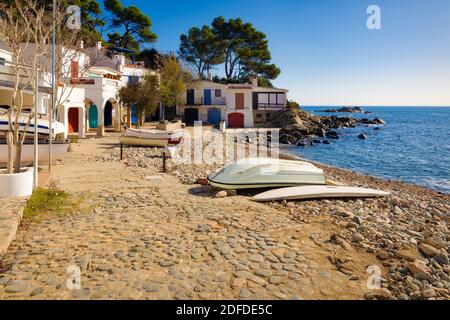 iew of the beach of Cala S'Alguer on a sunny autumn day where the boats remain anchored. Palamos, Costa Brava, Catalonia, Spain Stock Photo