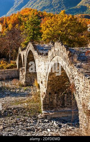 The old stone arched bridge of Kaloutas (constructed in 1812), Zagori region, Ioannina, Epirus, Greece. Stock Photo