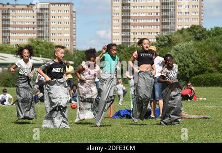 Children playing the sack race in the park next in Nechells, Birmingham Stock Photo