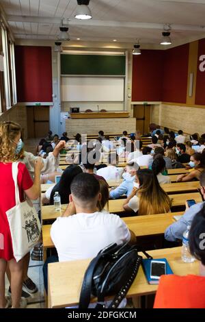 University students wearing face masks in an Amphitheater ( Amphitheatre ) for the start of the new school year with COVID-19 measures at La Sorbonne Pantheon University lecture theatre in Paris, France on september 17, 2020. Photo by Raphael Lafargue/ABACAPRESS.COM Stock Photo