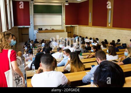 University students wearing face masks in an Amphitheater ( Amphitheatre ) for the start of the new school year with COVID-19 measures at La Sorbonne Pantheon University lecture theatre in Paris, France on september 17, 2020. Photo by Raphael Lafargue/ABACAPRESS.COM Stock Photo