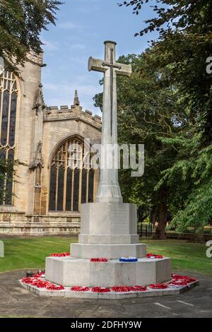 Cross of Sacrifice in the grounds of St Mary Magdalene Parish Church in Newark-on-Trent, Nottinghamshire, UK. Stock Photo