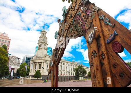 Waharoa gate inspired with Māori and Polynesian influences in Aotea Square, with Auckland Town Hall in the background. The Town Hall is a Edwardian bu Stock Photo