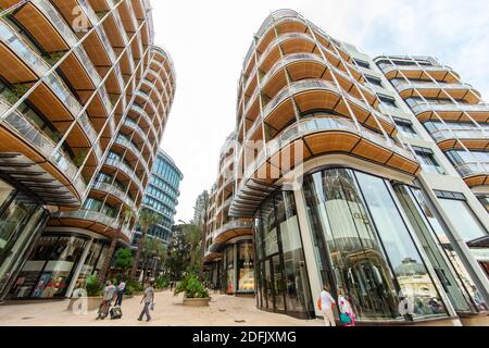 Residential building with a luxury Louis Vuitton store in the groundfloor  built in neoclassical architecture in downtown Lisbon, Portugal Stock Photo  - Alamy