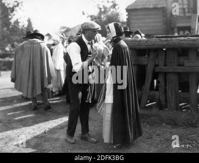 Director VICTOR SEASTROM and LILLIAN GISH as Hester Prynne on set candid during filming of THE SCARLET LETTER 1925 director VICTOR SEASTROM / SJOSTROM novel Nathaniel Hawthorne adaptation and titles Frances Marion costume design Max Rée Metro Goldwyn Mayer Stock Photo