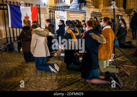 Catholic Mass in the street organised by ‘Pour la Messe’ to protest the closing of churches during COVID-19 lockdown, facing Saint Sulpice church, in Paris, France, on November 22, 2020. Photo by Ammar Abd Rabbo/ABACAPRESS.COM Stock Photo