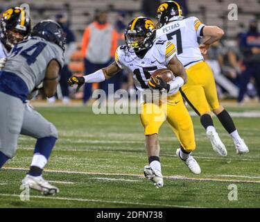 Saturday Dec 5th -Iowa Hawkeyes running back Tyler Goodson (15) runs the ball during NCAA football game action between the University of Illinois Fighting Illini vs the Iowa Hawkeyes at Memorial Stadium in Champaign, ILL Stock Photo