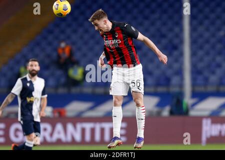 Genova, Italy. 6th Dec, 2020. Genova, Italy, Luigi Ferraris stadium, December 06, 2020, Alexis Saelemaekers (AC Milan) header during UC Sampdoria vs AC Milan - Italian football Serie A match Credit: Francesco Scaccianoce/LPS/ZUMA Wire/Alamy Live News Stock Photo