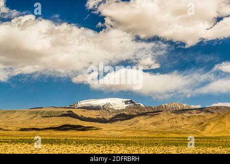 Border fence between China and Tajikistan, Murghob District, Tajikistan Stock Photo