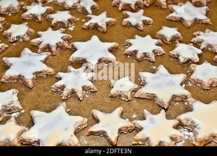 cinnamon stars, cookies flat layed on a baking sheet, ready to eat Stock Photo