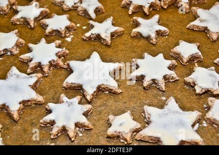 cinnamon stars, cookies flat layed on a baking sheet, ready to eat Stock Photo