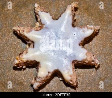 cinnamon stars, cookies flat layed on a baking sheet, ready to eat Stock Photo