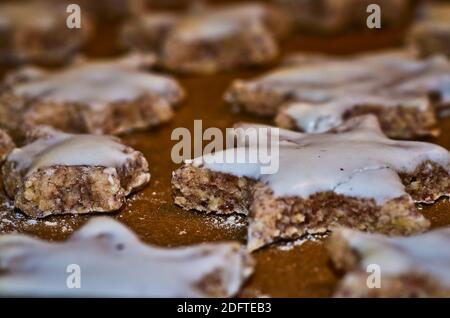 cinnamon stars, cookies flat layed on a baking sheet, ready to eat Stock Photo