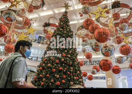 Kuala Lumpur, Malaysia. 06th Dec, 2020. A man wearing a face mask looks at the Christmas decoration at Pavilion Kuala Lumpur shopping center. Despite the impact of Coronavirus pandemic that requires social distancing, Kuala Lumpur city still illuminated by the colourful Christmas decoration. Credit: SOPA Images Limited/Alamy Live News Stock Photo