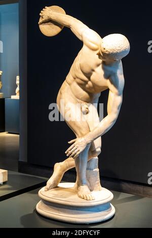 Interior of the Palazzo massimo, Roman National Museum in Rome. Display of the discobolus Palombara, man throwing discus against dark background. Stock Photo