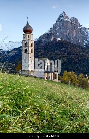 The San Valentino church and Punta Santner/Santnerspitze of the Sciliar massif. Siusi Alp, Castelrotto, Bolzano province, Trentino Alto-Adige, Italy. Stock Photo