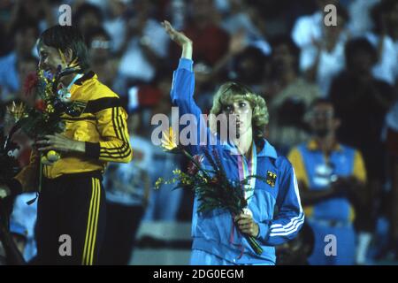 Los Angeles, USA. 04th Dec, 2020. Sabine EVERTS, (right) Germany, athletics, heptathlon, heptathlon, with the bronze medal, 3rd place, left: Glynis NUNN, AUS, Olympic champion, with the gold medal, at the award ceremony, games of the XXIII. Olympic Games 1984 Summer Games in Los Angeles USA from 28.07. until 08/12/1984, 08/04/1984. Â | usage worldwide Credit: dpa/Alamy Live News Stock Photo