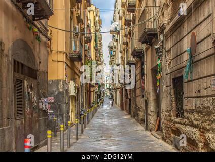 An intricate maze of narrow streets and alleys, the Spanish Neighborhoods (Quartieri Spagnoli) are the heart of Naples. Here's a glimpse Stock Photo