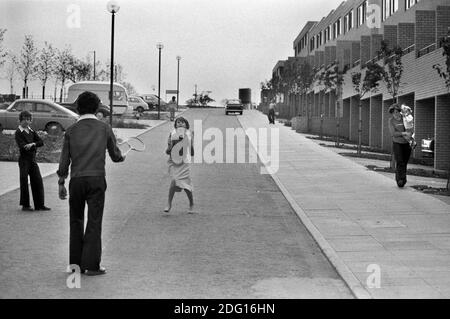 Milton Keynes New Town 1970s UK children playing in the street very few cars in a modern new middle income housing development, a new town is being built. 1977 Milton Keynes, Buckinghamshire, England HOMER SYKES Stock Photo