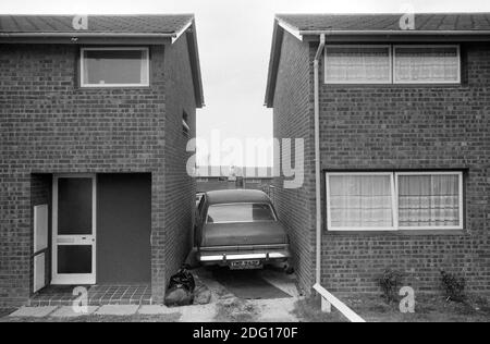 Housing estate Milton Keynes Buckinghamshire 1970s England. End of terrace houses car stick between the two homes.  1977 HOMER SYKES Stock Photo