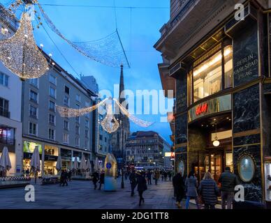 Wien, Vienna: street Graben, people shopping at the first day after Covid 19 lockdown, Christmas decoration, church Stephansdom (St. Stephen's Cathedr Stock Photo