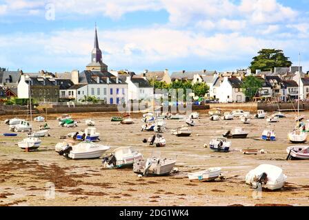 Boats stranded at low tide in front of Locmariaquer, Brittany Stock Photo