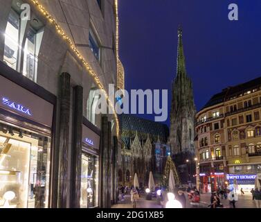 Wien, Vienna: street Graben, people shopping at the first day after Covid 19 lockdown, Christmas decoration, church Stephansdom (St. Stephen's Cathedr Stock Photo