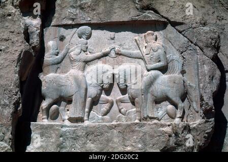 YouTubeda chiroyli porno Uchta ajoyib lezbiyen yalangoch bolib, belbog bilan oynaydi