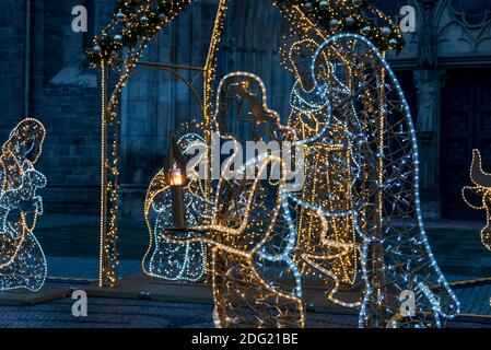 Magdeburg, Germany. 01st Dec, 2020. On the cathedral square there is an illuminated Christmas angel with a candle. It belongs to the world of lights, which is to remain erected until February 2, 2021. Credit: Stephan Schulz/dpa-Zentralbild/ZB/dpa/Alamy Live News Stock Photo