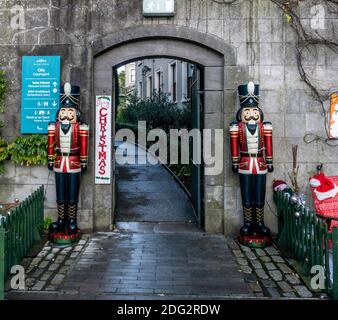The gateway to Farmleigh House in West Dublin, Ireland guarded here by two ceremonial soldiers as part of Farmleigh’s Christmas celebrations. Stock Photo