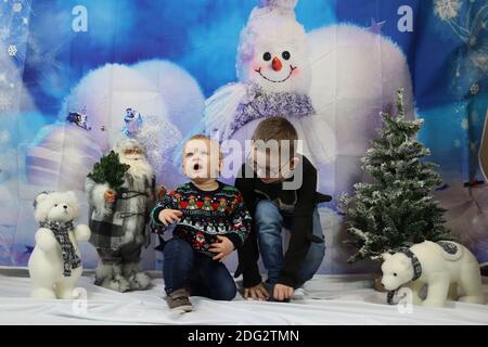 A traditional happy family Christmas photoshoot with a Christmas backdrop Stock Photo