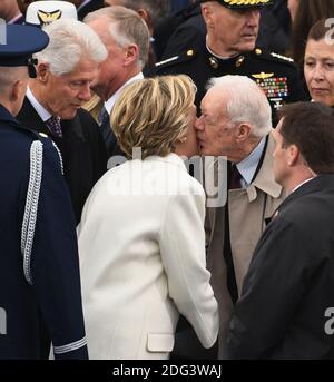 Former President Bill Clinton kisses former New Mexico First Lady ...
