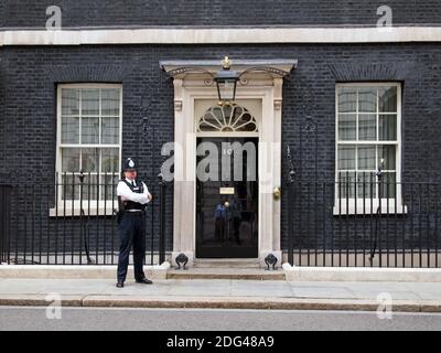 Male armed Metropolitan Police officer carrying a gun outside ...