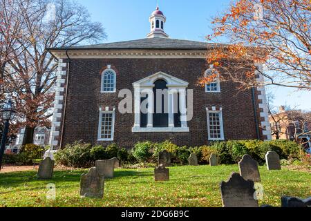 Historic Christ Church of Alexandria, Virginia (built in 1773). This is a brick colonial era building with arched Palladian windows and an old cemeter Stock Photo