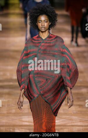 Issey miyake discount fashion show 2017