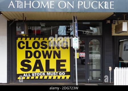 Melbourne, Australia, 16 September, 2020. Another store closing down as a 'closing down sale' sign is seen on a window of an empty shop during COVID-19 in Melbourne, Australia.  Premier Daniel Andrews continues to mislead the public regarding the Hotel Quarantine fiasco amid fresh evidence emerging that he lied to a parliamentary enquiry about whether ADF was offered by the Federal Government. Victoria recorded a further 42 cases overnight.Credit: Dave Hewison/Alamy Live News Stock Photo