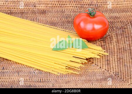 italienische Pasta, Maccheroncini, Maccaroni , Teigwaren , Nudeln, Tomate, Basilikum Stock Photo