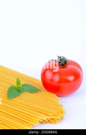 italienische Pasta, Maccheroncini, Maccaroni , Teigwaren , Nudeln, Tomate, Basilikum Stock Photo