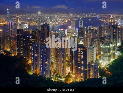 Wohn - und Geschäftshäuser von Central, Hongkong Island im Vordergrund, Hongkong River und Kowloon im Hintergrund, gesehen nach Sonneruntergang vom Vi Stock Photo