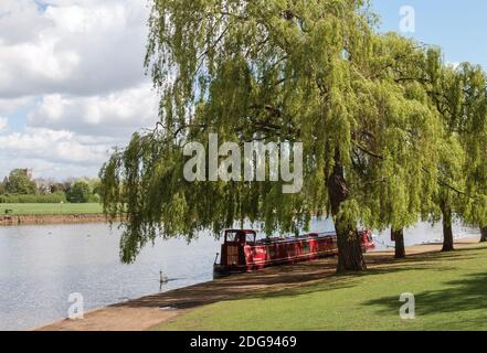 WINDSOR/UK - APRIL27 : Narrow Boat Moored under a Willow Tree in Windsor on April 27, 2005 Stock Photo