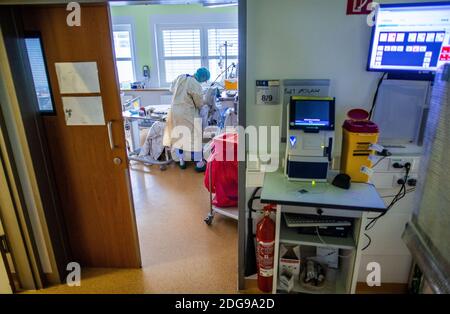 23 November 2020, Mecklenburg-Western Pomerania, Greifswald: Nurses and nursing staff work in the specially protected part of the intensive care unit of the University Hospital Greifswald for corona patients. Covid-19 patients have been treated at the University Hospital since the beginning of the pandemic. Photo: Jens Büttner/dpa-Zentralbild/ZB Stock Photo