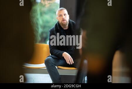 Viersen, Germany. 08th Dec, 2020. The rapper Kollegah, whose civil name is Felix Blume, is sitting in front of a hall in the district court. Blume is on trial for illegal possession of guns Credit: Jonas Güttler/dpa/Alamy Live News Stock Photo