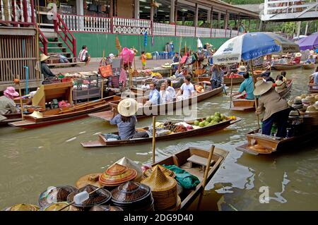 Schwimmender Markt bei Kanchanaburi, Thailand Stock Photo