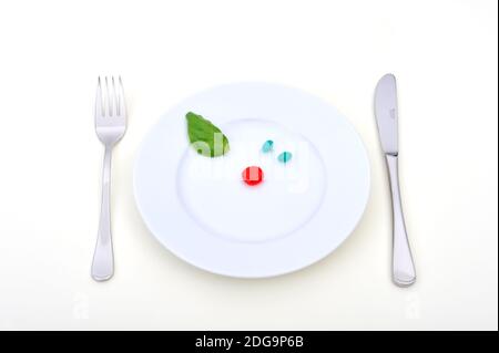 Symbolbild fuer synthetische Lebensmittel. Tablettenkonsum, Tablettenmissbrauch, Diät