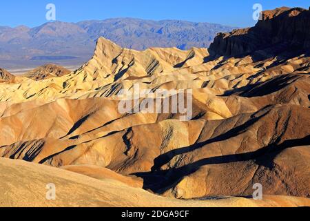 Farbige Gesteinsformationen bei Sonnenaufgang am Zabriske Point, Death Valley Nationalpark, Kalifornien, USA Stock Photo