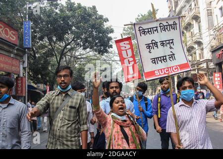 Kolkata, India. 08th Dec, 2020. Left parties staged protest rallies in support of Bharat Bandh and farmers protest against the central government's farm laws in Kolkata, India on December 8, 2020. (Photo by Snehasish Bodhak/Pacific Press/Sipa USA) Credit: Sipa USA/Alamy Live News Stock Photo