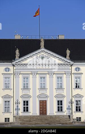 Schloss Bellevue, Sitz des deutschen Bundespräsidenten, Hauptportal mit Fahne des Bundespräsidenten,  Berlin, Deutschland, Europa Stock Photo